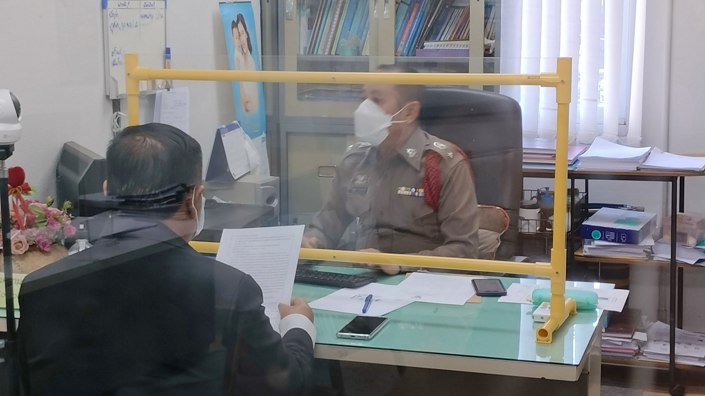 "สุชาติ ตันเจริญ"ย่องเงียบ! เข้ารับทราบข้อหาตบ"สจ.เปี๊ยก"