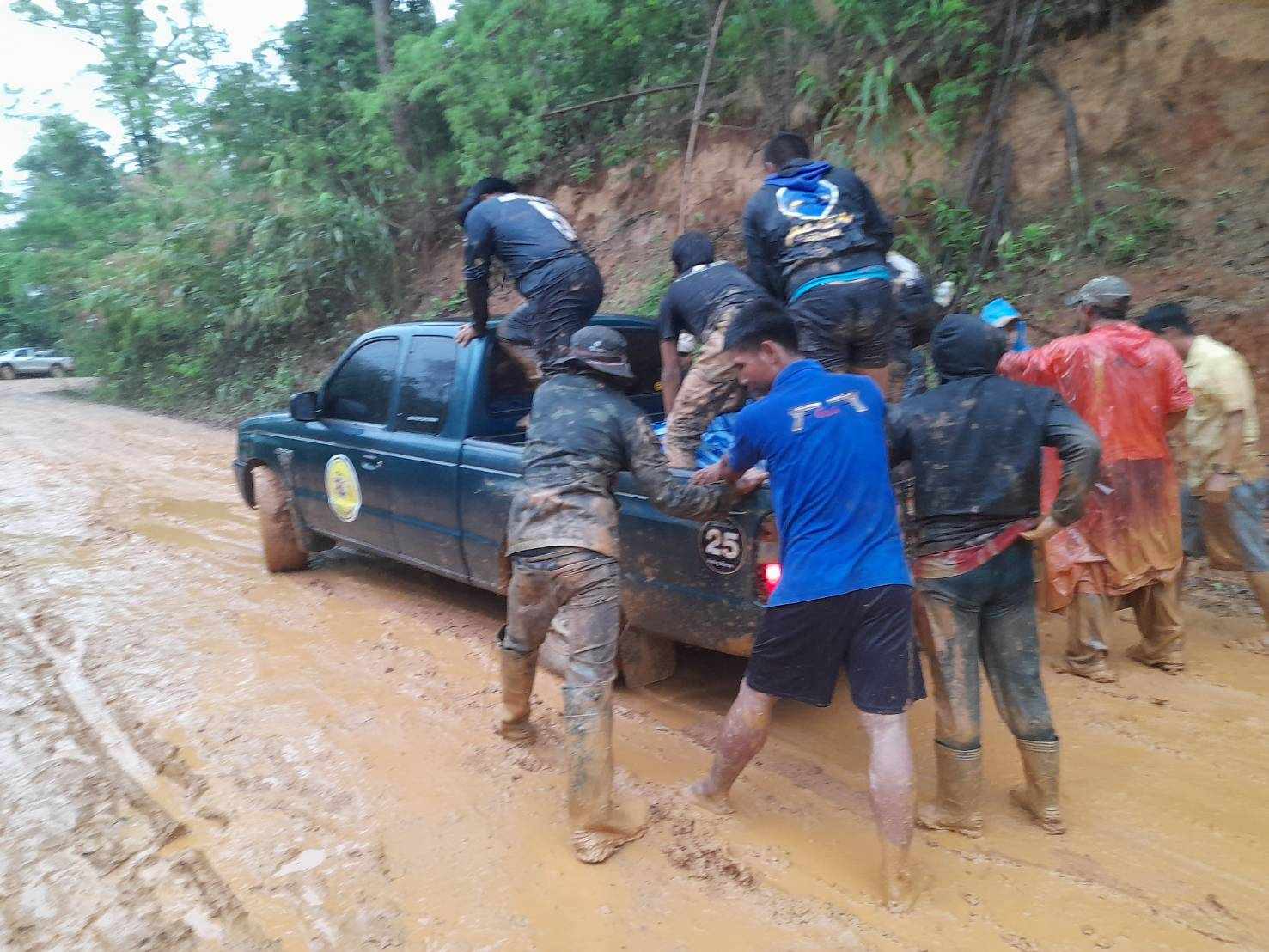 อบต.แม่สามแลบวอนช่วยแก้ไขปัญหาถนนลื่นและถูกตัดขาดในฤดูฝนช่วงเข้าหมู่บ้าน 