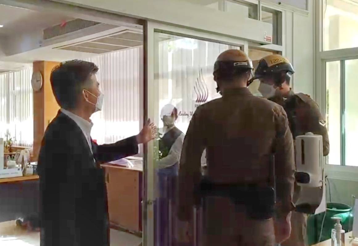 'สุรพงษ์'อดีตนายกสภา มทร.พระนคร บุกเข้ามานั่งทำงาน  โดยไม่มีคำสั่งศาลปกครองกลางคุ้มครอง 
