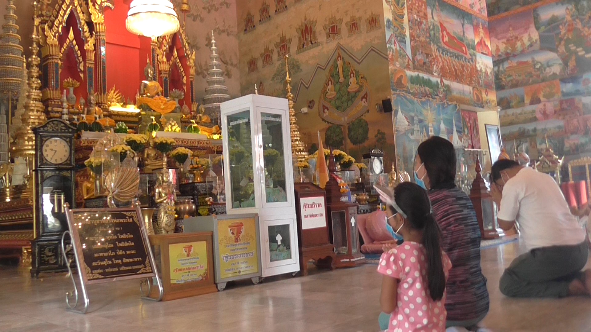 พุทธศาสนิกชนชาวหนองคายทำบุญไหว้หลวงพ่อพระใส ในวันวิสาขบูชา งดจัดกิจกรรมทำบุญตักบาตร และเวียนเทียน