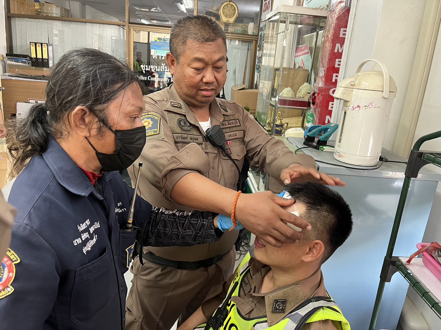 สายตรวจมีนบุรี ระงับเหตุชายคลั่งทำร้ายคน คว้าท่อนไม้ฟาดหัวตำรวจแตกเย็บ 5 เข็ม 