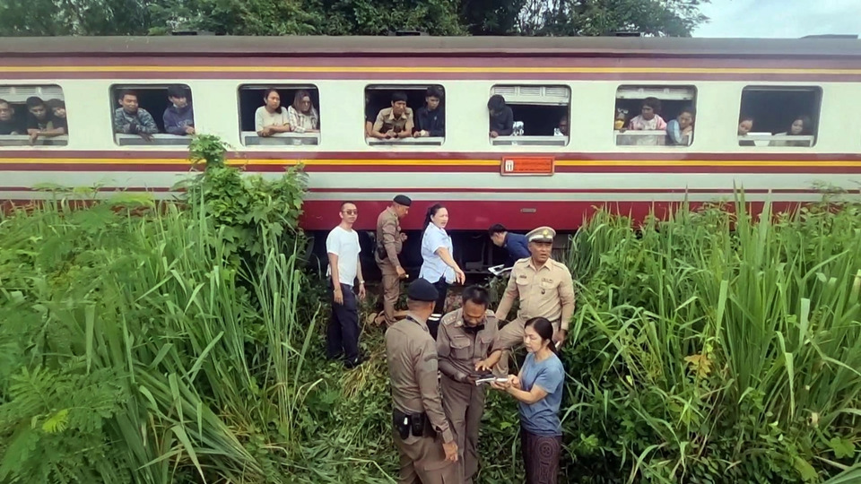 ระทึก! รถไฟเฉี่ยวหญิงวัย 70 เจ็บสาหัส กู้ภัยแข่งเวลาหามพ้นราง ก่อนรถไฟอีกขบวนวิ่งผ่าน