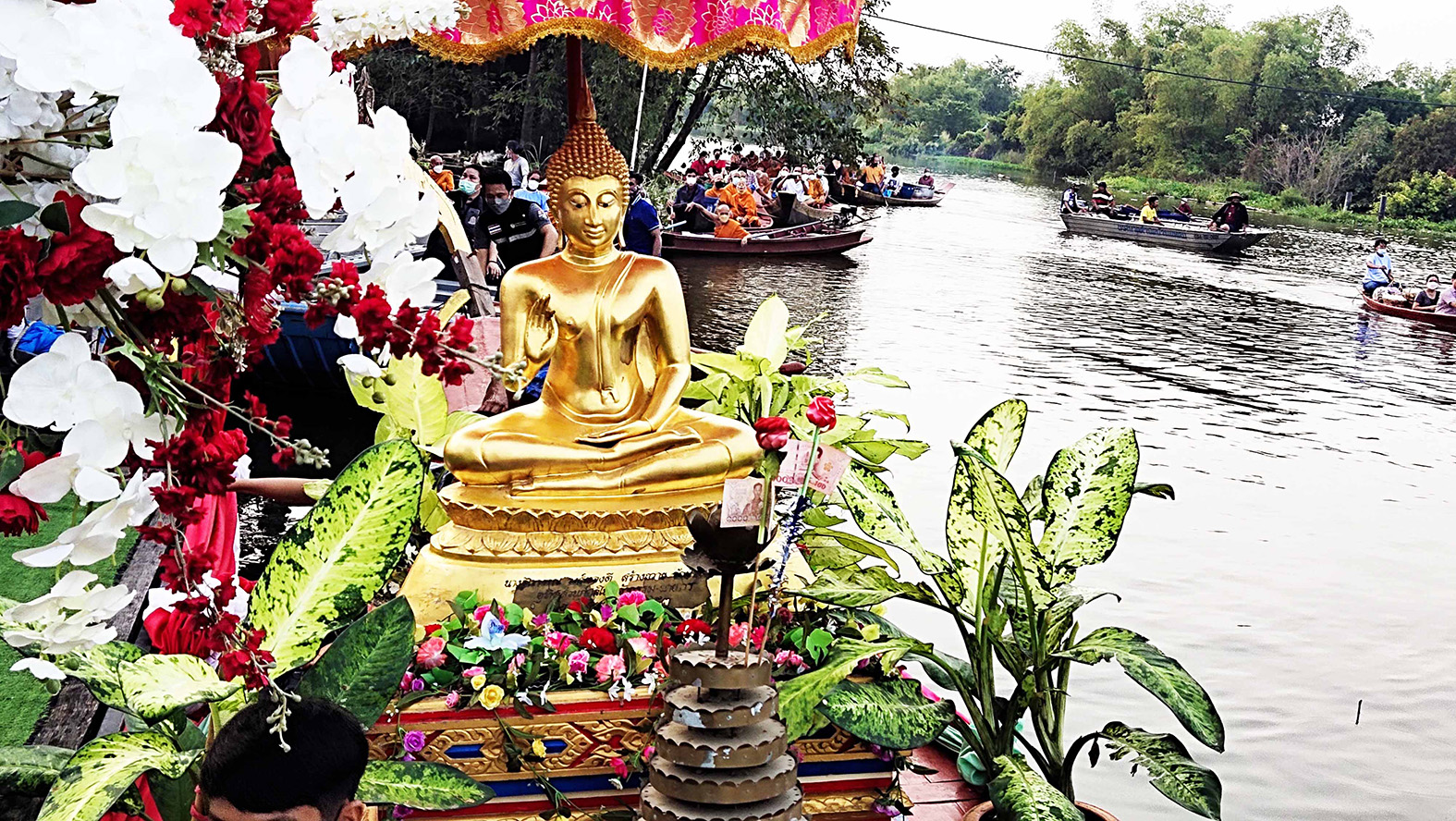 เทศบาลตำบลบ้านแหลมสืบสานงานประเพณีตักบาตรกลางน้ำ