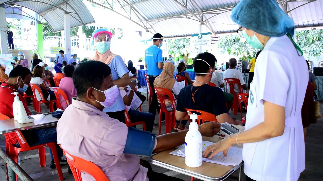 รพ.ตะกั่วป่า ลดขั้นตอนให้บริการวัคซีน-ครึ่งวันฉีดได้ 500 โดส