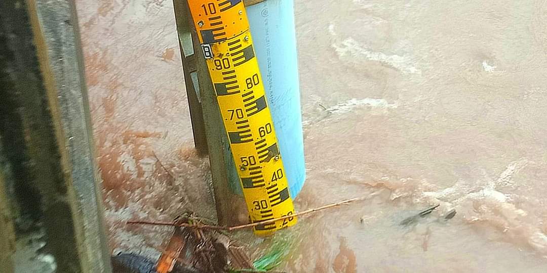 ฝนถล่ม‘เนินมะปราง’น้ำป่า’ทะลักท่วม!​ เร่งระดมจนท.ช่วยชาวบ้านขนของขึ้นที่สูง