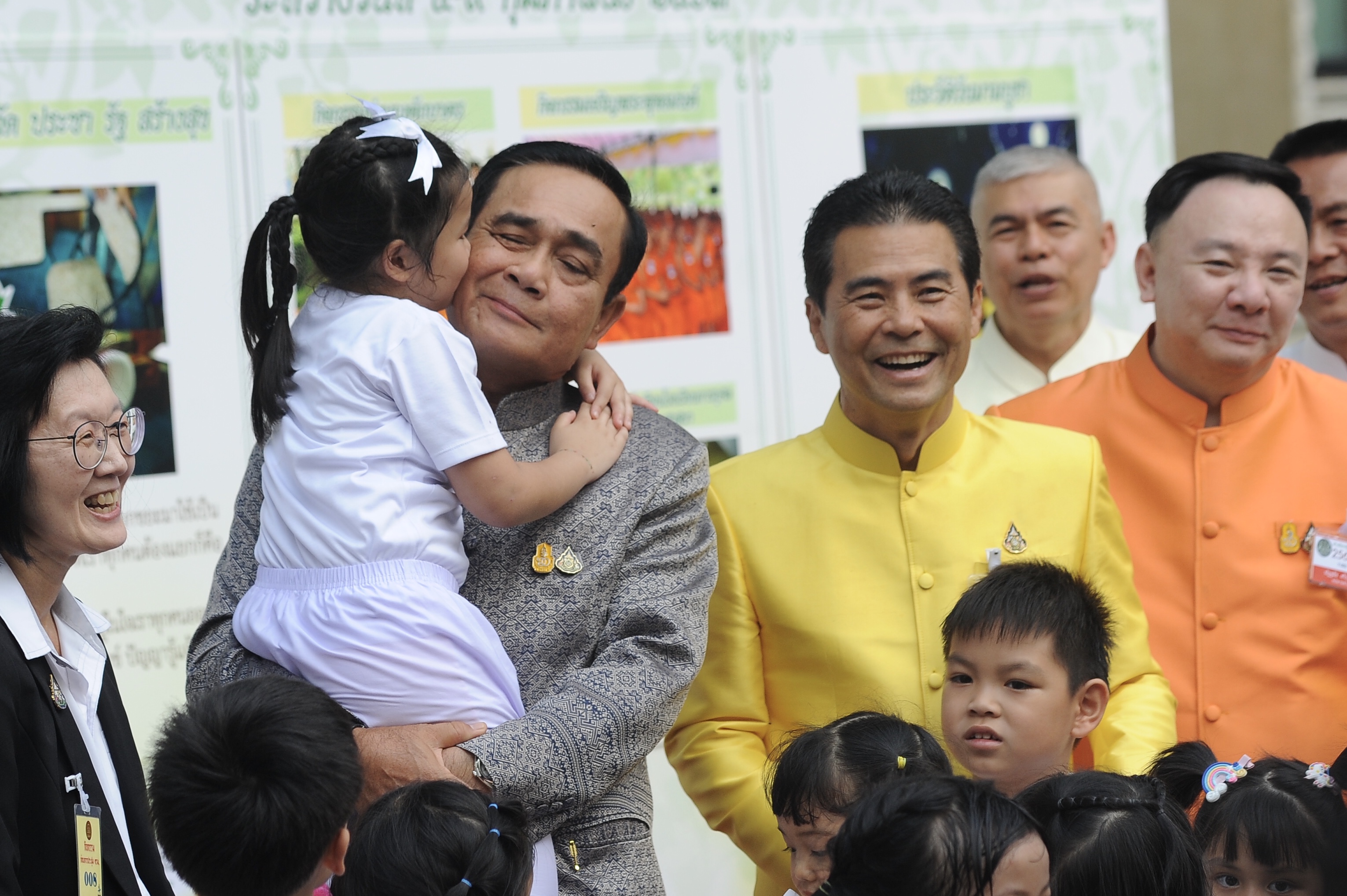 "นายกฯ" ขอช่วยทำบ้านเมืองสงบ แนะให้เด็กไทยเติบโตอย่างสดใส