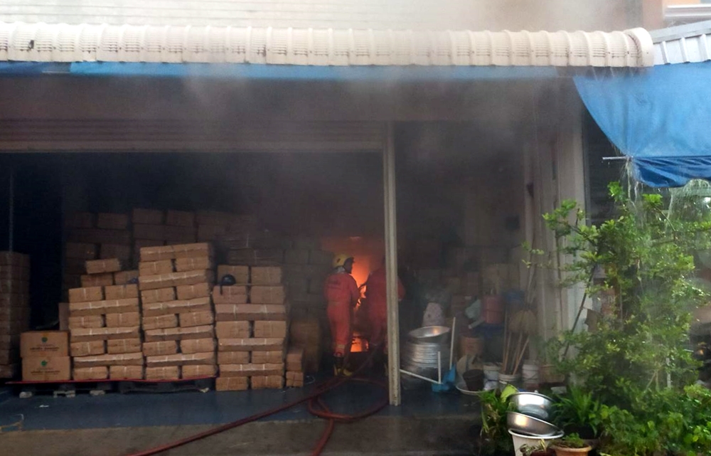 ไฟไหม้โกดังร้านค้าตลาดอินโดจีน เสียหายกว่า 10 ล้าน