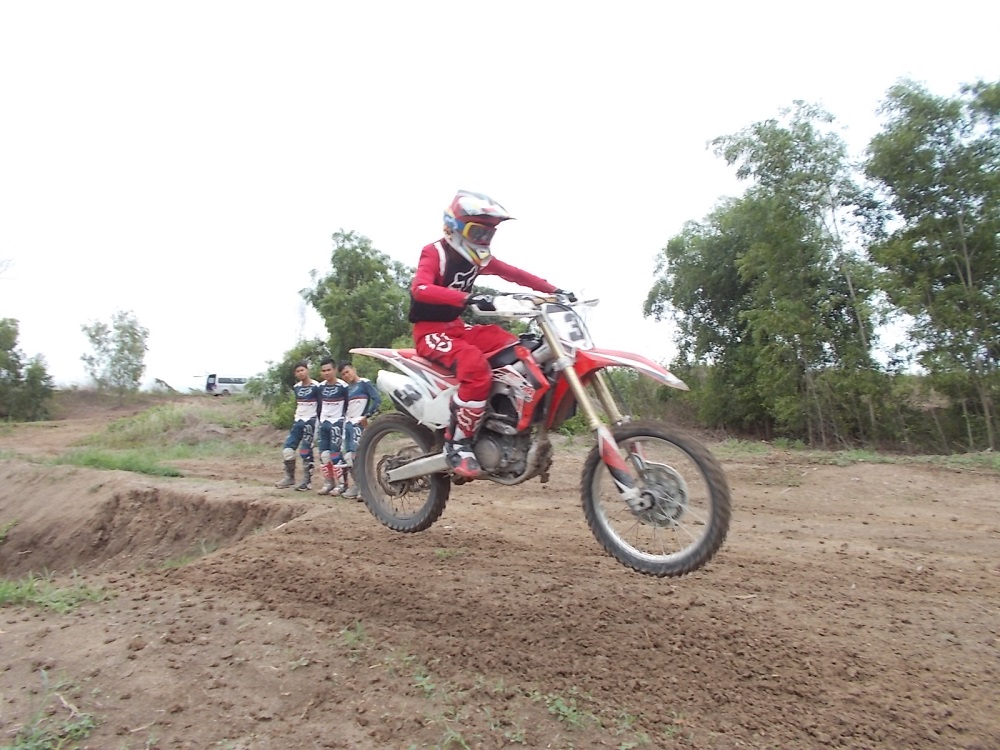 ติวเข้มทางฝุ่น! ดาวรุ่งนักบิด เอ.พี. ฮอนด้า ควบ CRF250R ซ้อมโหดเดิร์ทแทร็คตามรอยนักแข่งระดับโลก