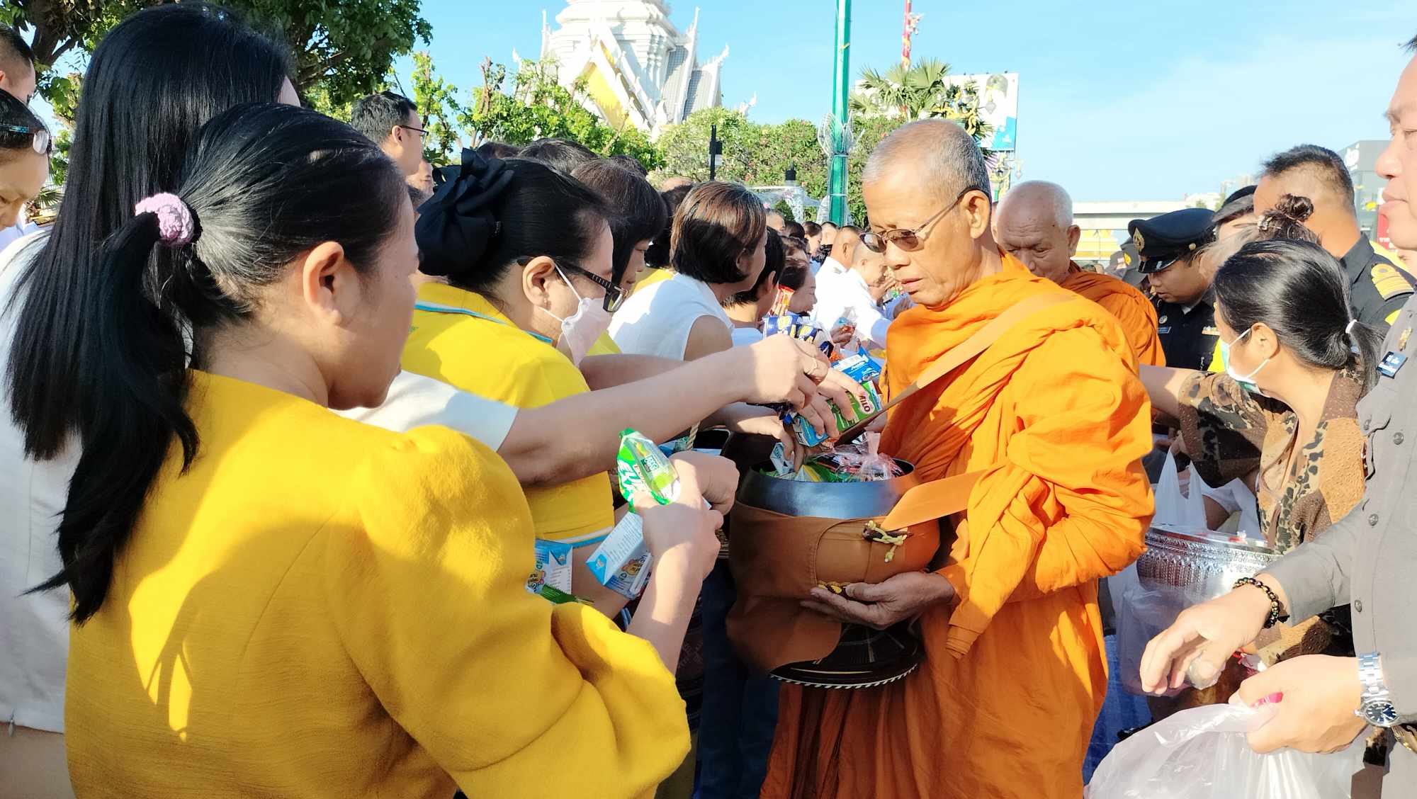 ชาวขอนแก่น พร้อมใจทำบุญตักบาตร ถวายเป็นพระราชกุศล เนื่องในวันคล้ายวันพระราชสมภพในหลวง ร.9 