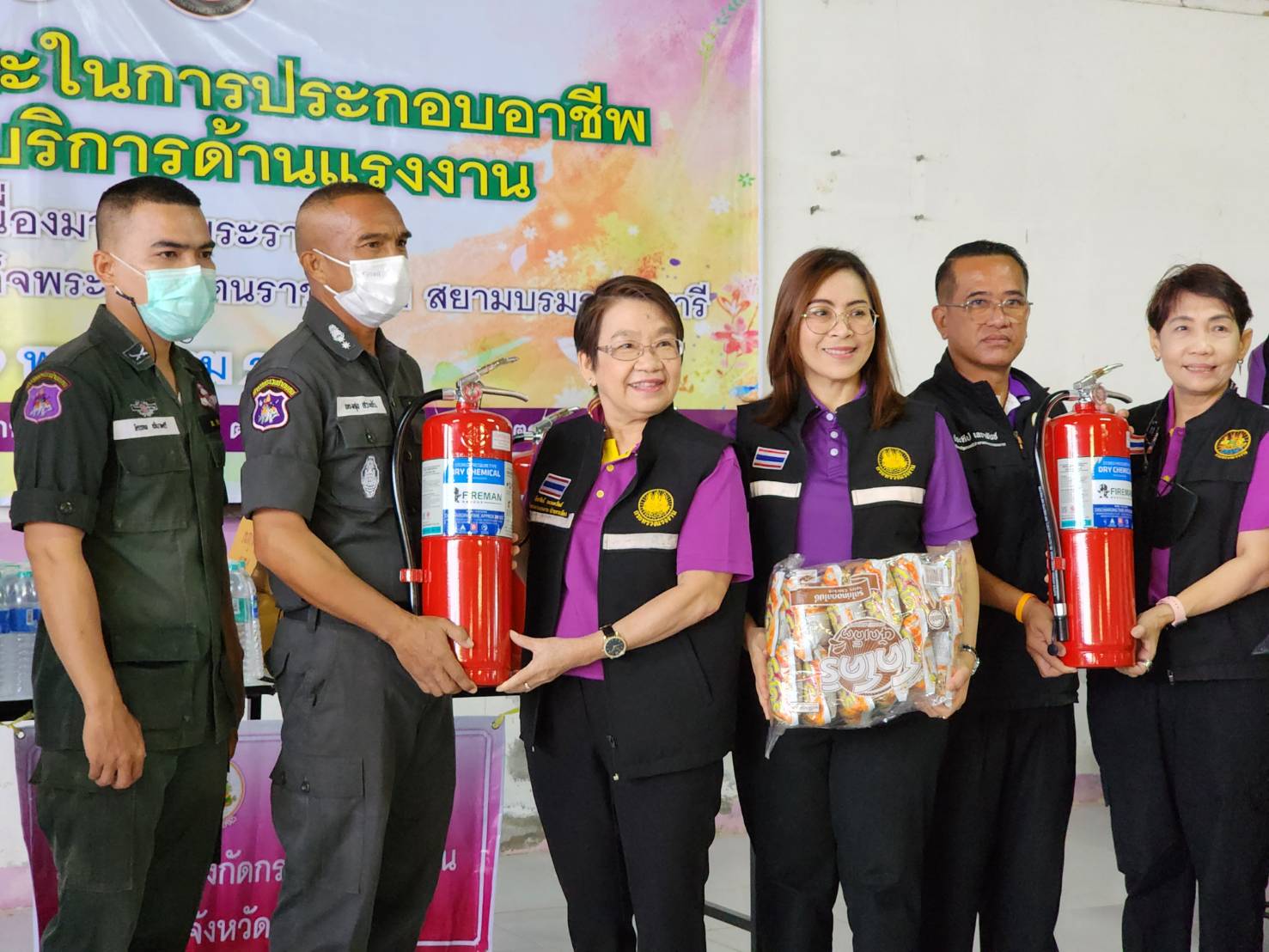 รมว.สุชาติ มอบ โฆษกแรงงาน - อธิบดี กพร.ลงพื้นที่ตราด เยี่ยมการฝึกอาชีพ - ออกหน่วยบริการแรงงานชุมชน ตชด.