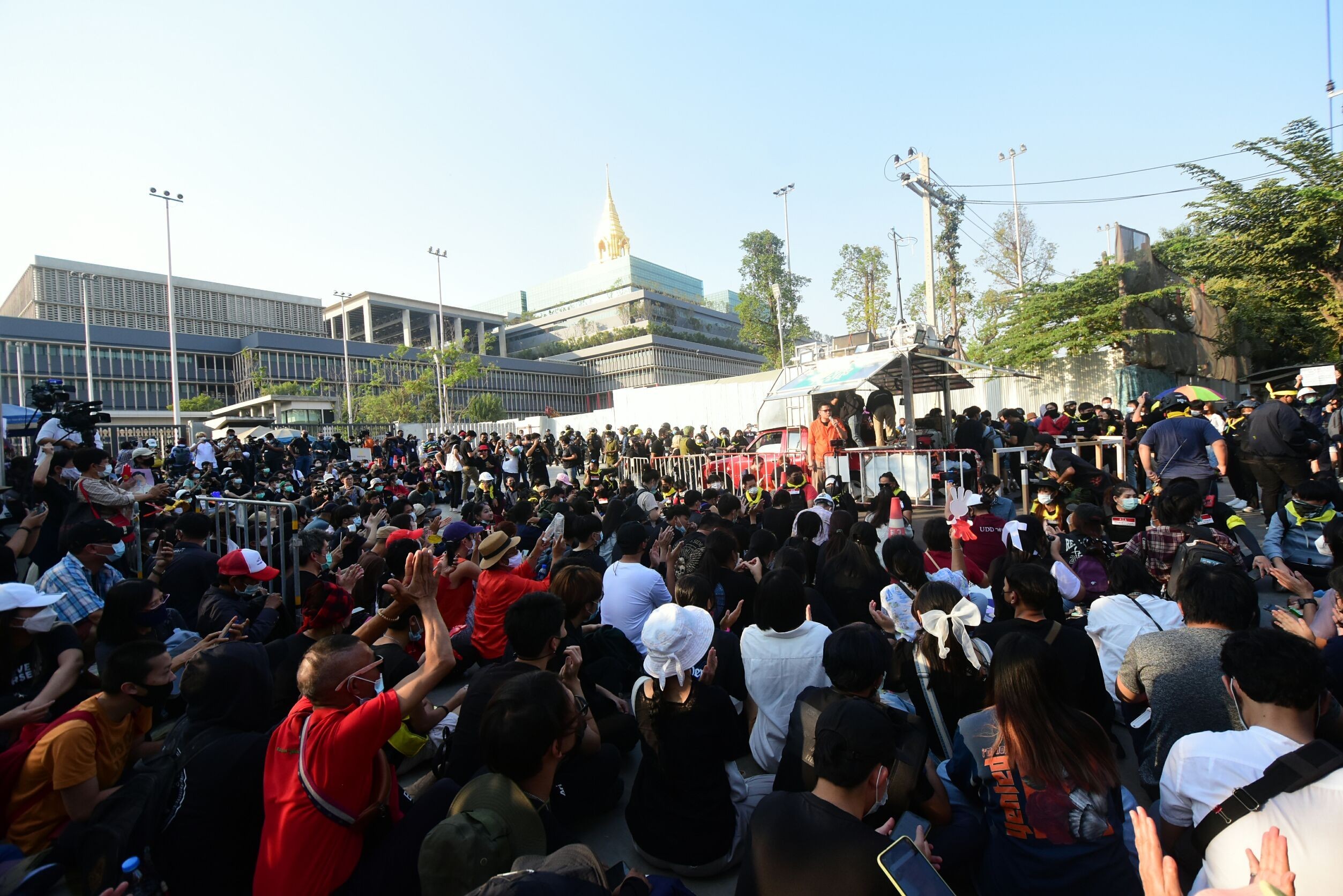 "ม็อบราษฎร"ประกาศยุติชุมนุมหน้ารัฐสภาแล้ว ขอให้ยึดมั่นสันติวิธี