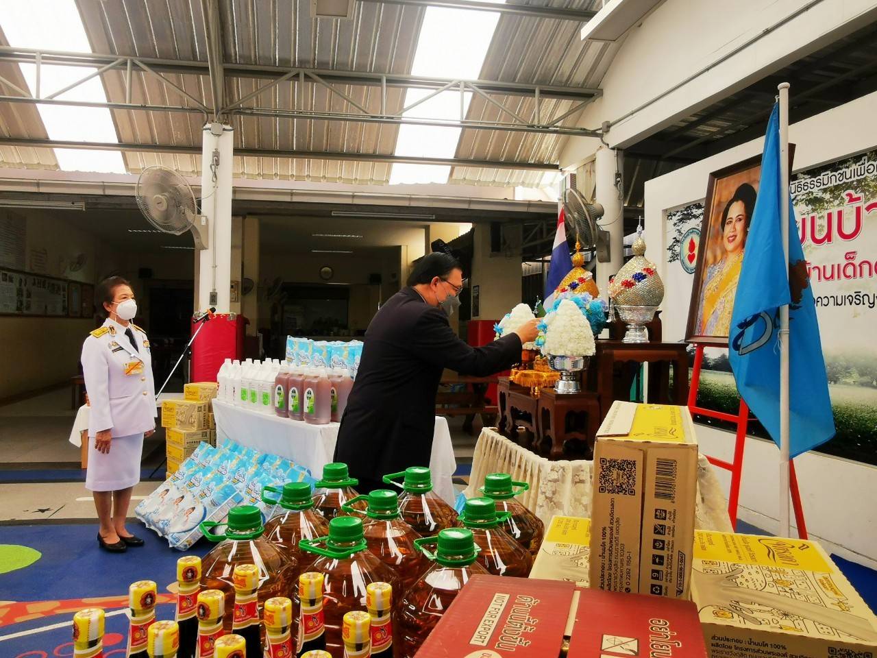 "ในหลวง-พระราชินี" ทรงพระกรุณาโปรดเกล้าฯ พระราชทานสิ่งของ แก่โรงเรียนบ้านเด็กรามอินทรา