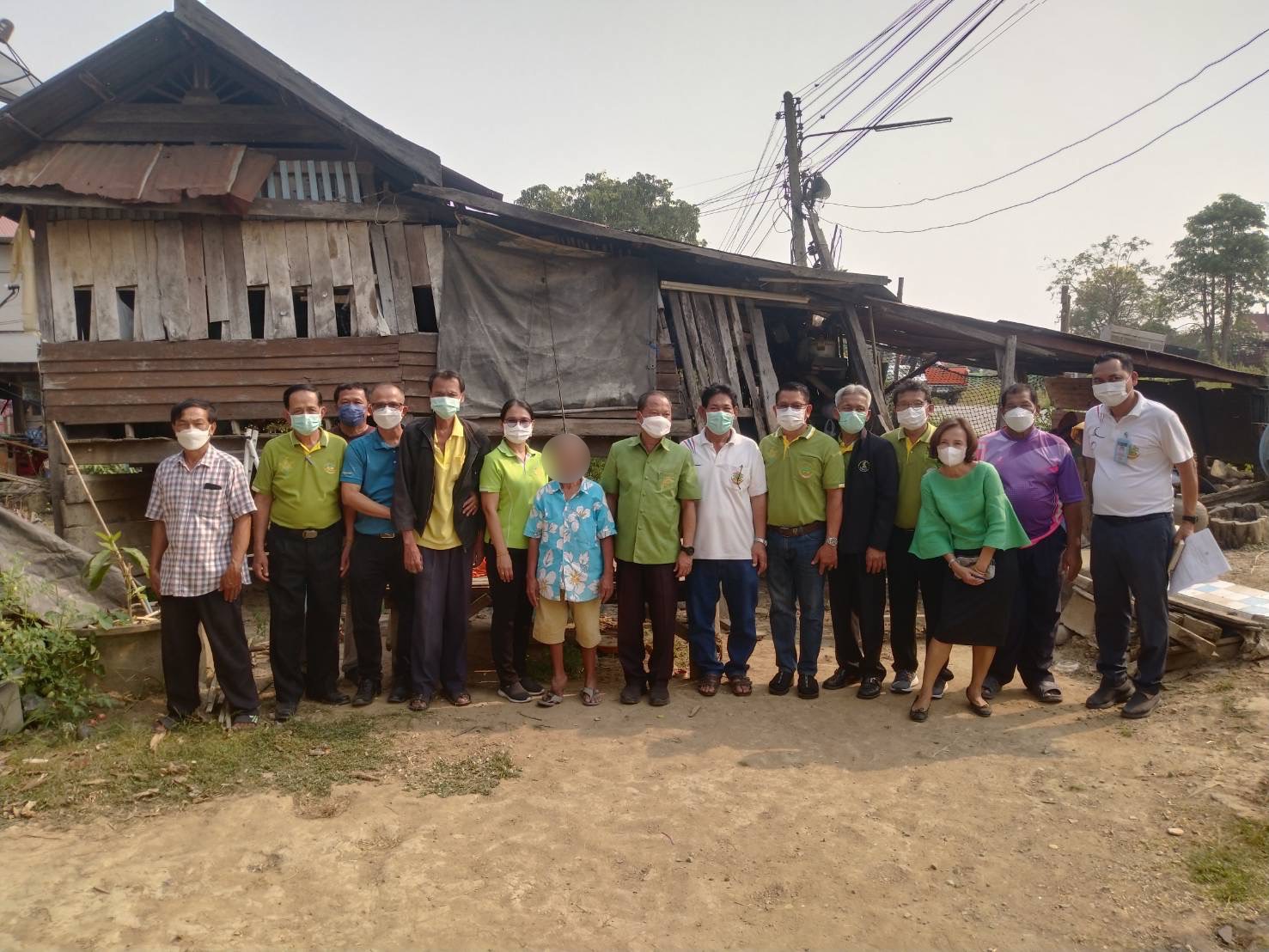 อ.เมืองอ่างทอง-พม. ลงพื้นที่ตรวจสอบข้อเท็จ กรณีคุณยายวัย 70 บ้านทรุดโทรม เอียง 45 องศา 