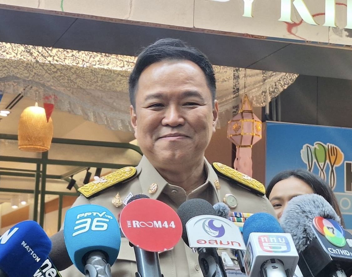 “อนุทิน” อารมณ์ดี! ช็อปเนคไท Made in Thailand ก่อนแถลง พ.ร.ก.กู้เงินพลังงาน