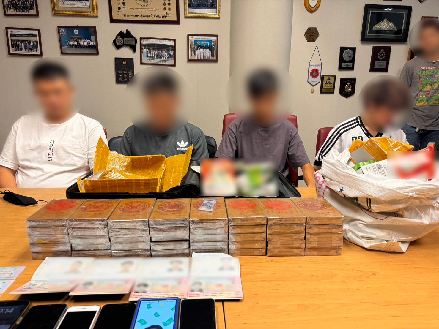 รวบแก๊งจีนฮ่องกงขนเฮโรอีน 14 กก. ซุกกล่องขนมหวังตบตา คาสนามบินสุวรรณภูมิ