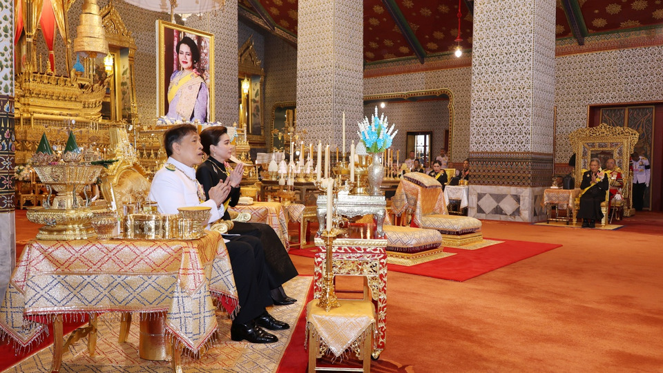 "ในหลวง - พระราชินี" เสด็จฯไปในการพระราชพิธีทรงบำเพ็ญพระราชกุศลทักษิณานุปทาน เนื่องในวันคล้ายวันพระราชสมภพ "พระพันปีหลวง"