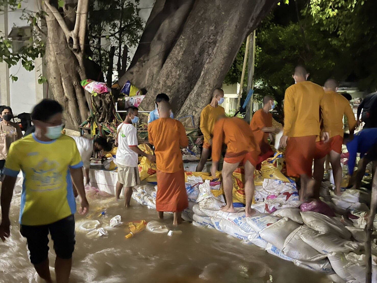 ระทึกกลางดึก!! มวลน้ำทะลักเข้าวัดต้นสน อ่างทอง น้ำผุดขึ้นจากใต้พื้นดินท่วมพื้นที่วัด