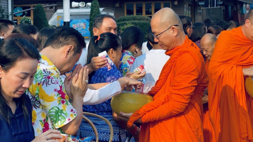 ชาวเชียงราย ร่วมทำบุญตักบาตรวันสงกรานต์ “ป๋าเวณีปี๋ใหม่เมือง จ.ศ.1386”