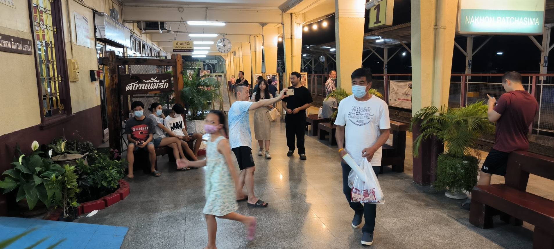 นทท.แห่เซลฟี่สถานีรถไฟโคราชก่อนทุบสร้างสถานีไฮสปีด