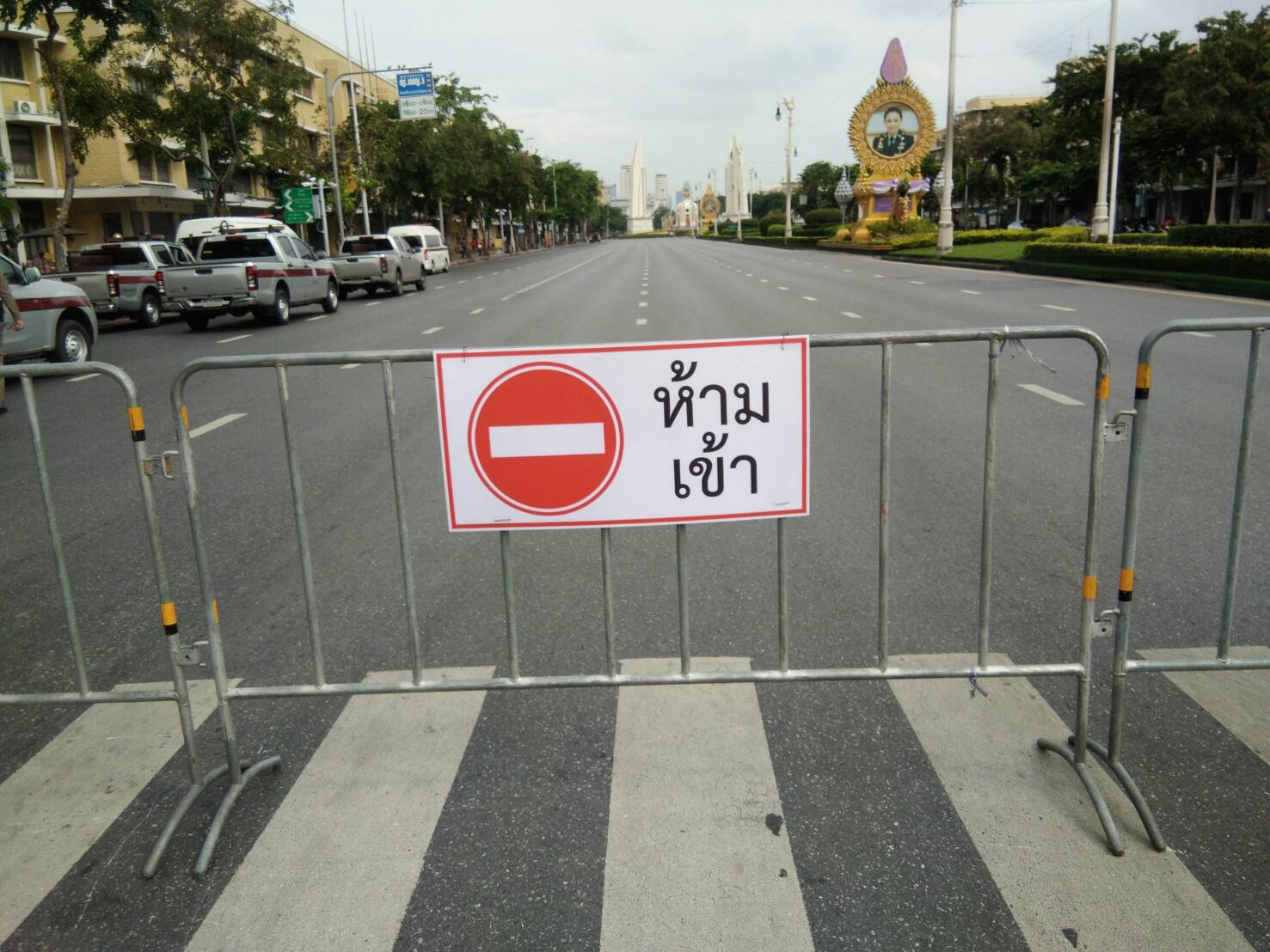 บล็อคพื้นที่เข้า-ออกอนุสาวรีย์ประชาธิปไตย  ม็อบ 3 นิ้วนัดชุมนุมต้าน "ระบอบสมบูรณาญาสิทธิราชย์"