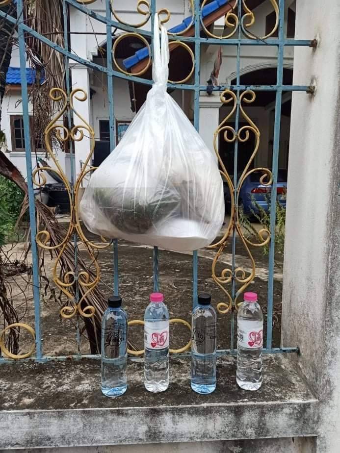  เทศบาลตำบลท่าวุ้ง ผูกปิ่นโต (อาหาร)   ให้ผู้ได้รับผลกระทบโควิด-19 ทุกมื้อจนกว่าจะหายและกลับบ้าน 