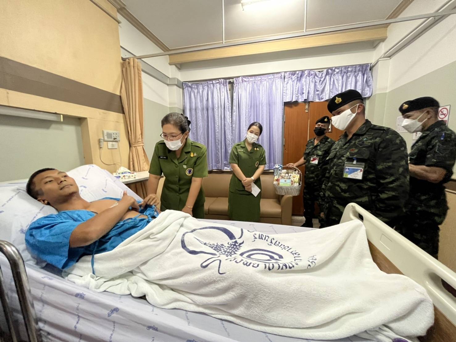 ประธานสมาคมแม่บ้านทหารบก สาขา พล.ร. 15 เยี่ยมให้กำลังใจ กำลังพลที่ได้รับบาดเจ็บจากการปฏิบัติราชการสนาม ในพื้นที่ อ.รือเสาะ 