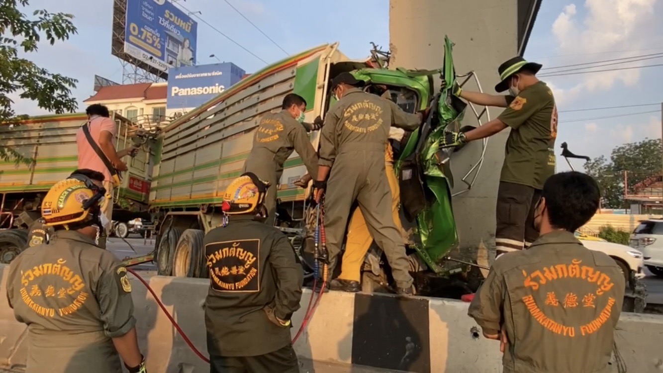 รถบรรทุกพ่วง 22 ล้อ พุ่งชนตอม่อเสียชีวิต 1 รายบาดเจ็บ 2 รายคาดหลับใน