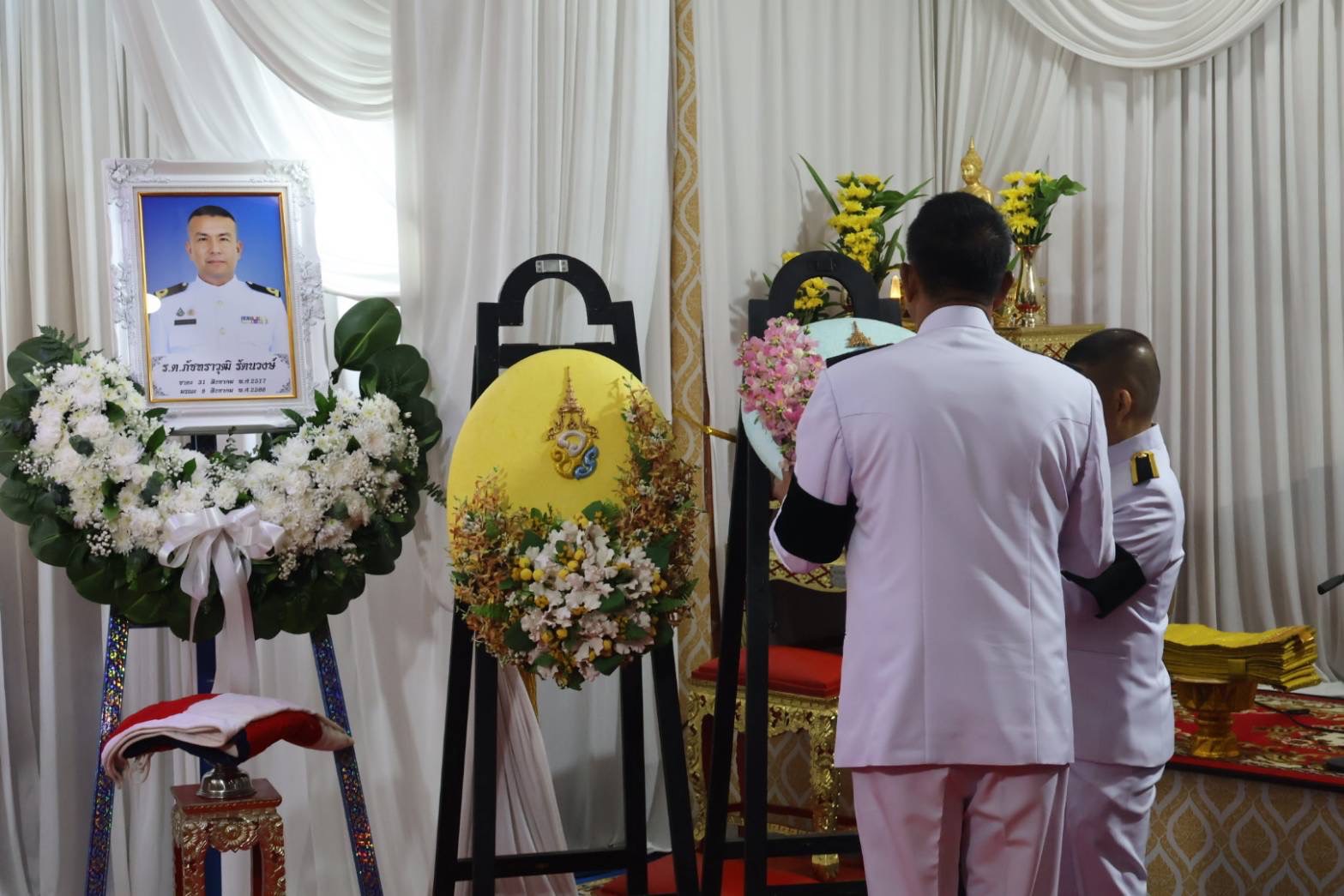 ในหลวง พระราชินีพระราชทานน้ำหลวงอาบศพ เป็นกรณีพิเศษ พร้อมพระราชทานพวงมาลา  และพระราชทานเพลิงศพแก่กำลังพลที่เสียชีวิตจากความไม่สงบในจังหวัดชายแดนไทย - กัมพูชา