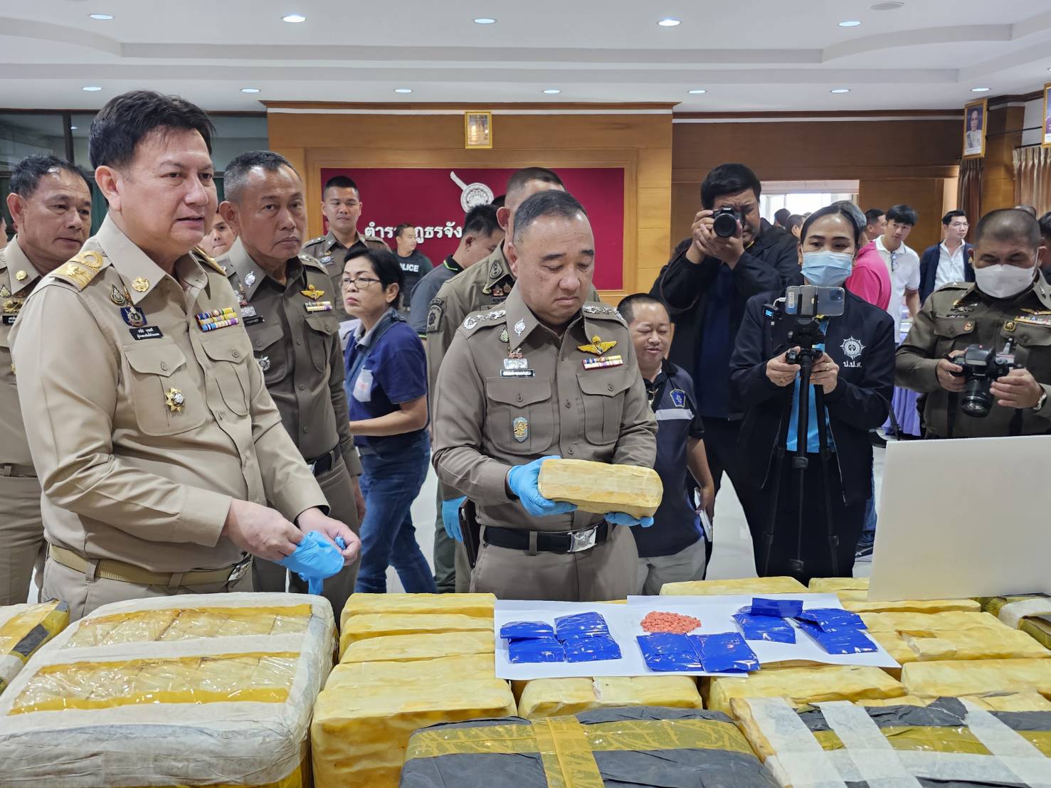 ตำรวจภาค 6 ตัดวงจรยานรกยึดยา 4.5 ล้านเม็ด พร้อมขอศาลออกหมายจับคนขนยาบ้า