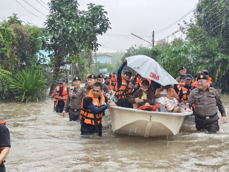 ผบ.ตร.ลงหาดใหญ่ สั่งจัด “สายตรวจทางน้ำ” ดูแลชีวิต-ทรัพย์สินประชาชน เร่งช่วยอพยพ-ส่งอาหาร 