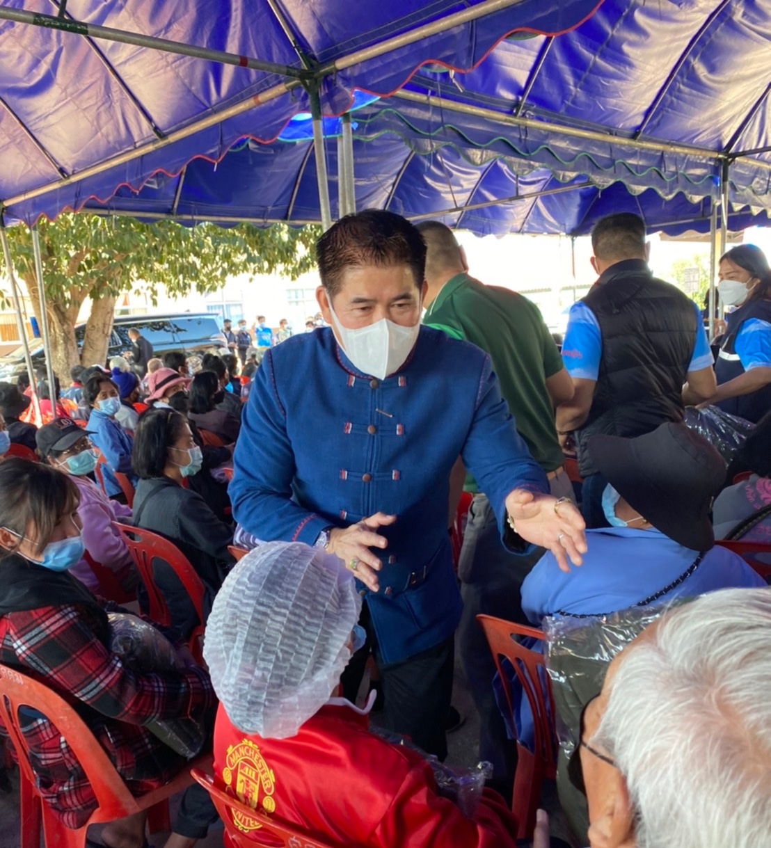 "ธรรมนัส" มอบผ้าห่มผู้สูงอายุ ต.บ้านเหล่า 500 ชุด 14 หมู่บ้าน ต้านภัยหนาว 