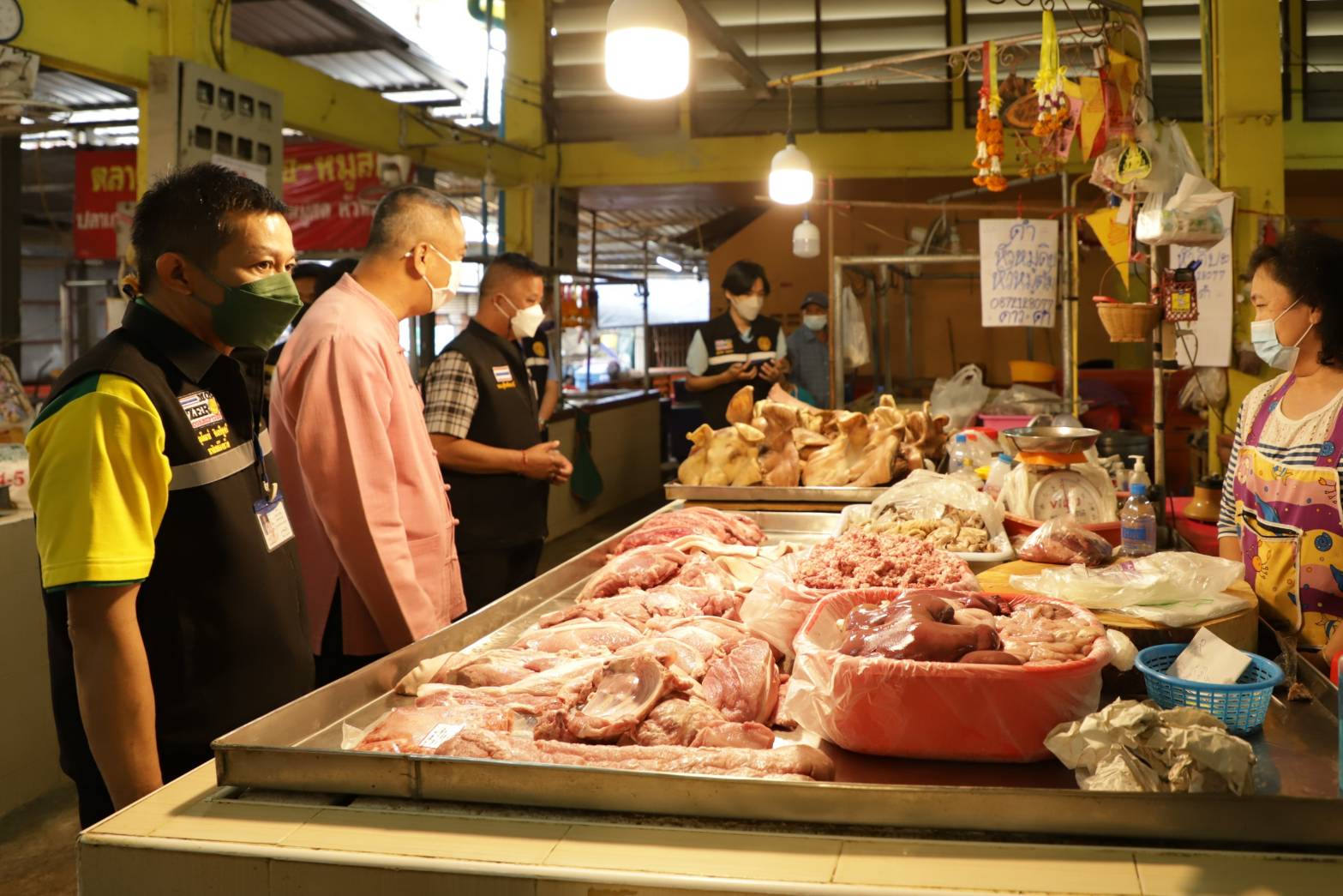 ผู้ว่าฯ สุโขทัยติดตามราคาสินค้าที่ตลาดสดเทศบาลเมือง 