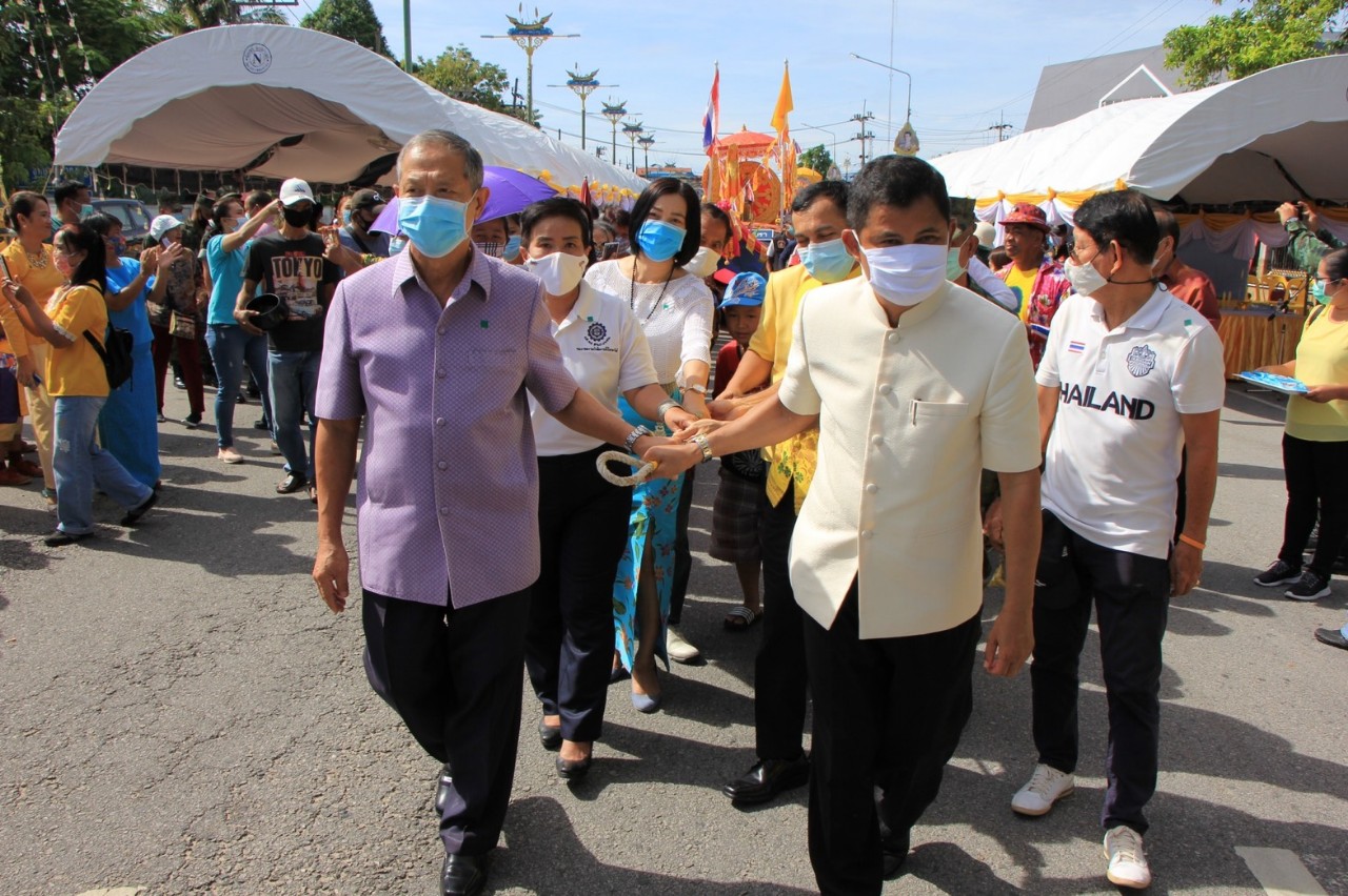 จังหวัดนราธิวาส จัดพิธีทำบุญตักบาตรเทโวโรหณะ และงานประเพณีชักพระ ประจำปี