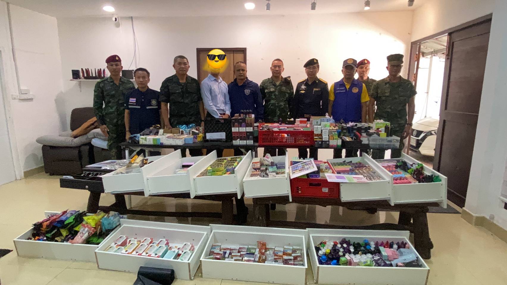 กล.สุรศักดิ์มนตรี นำทีม บูรณาการฝ่ายปกครอง ฝ่ายความมั่นคง ตรวจค้นร้านขายบุหรี่ไฟฟ้ารายใหญ่ 