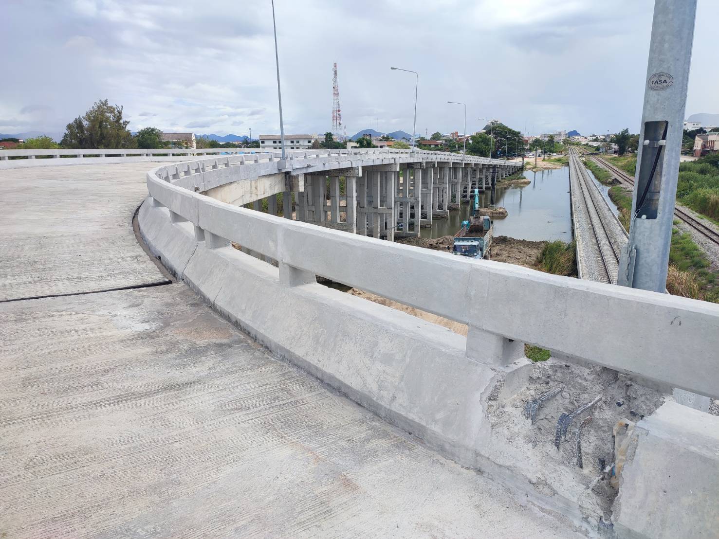 กธจ.ประจวบฯข้องใจสะพานข้ามรถไฟทางคู่ใช้งบสร้างหลายพันล้าน ปชช.ร้องเรียนผิวถนนไม่เรียบ
