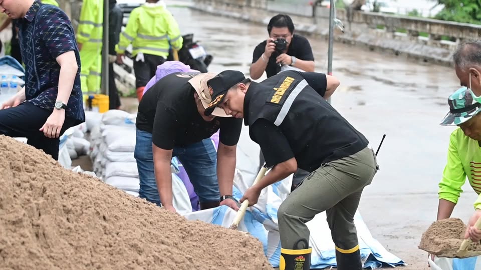 ทม.หนองคาย เตรียมรับมือน้ำท่วมฉับพลันจากอิทธิพลพายุโซนร้อน “วิภา” เร่งกรอกทรายรับมือมวลน้ำ