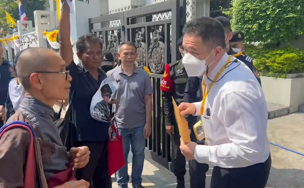 พระขอบิณฑบาตชีวิต "ตะวัน-แฟรงค์" ยื่นหนังสือขอศาลใช้หลักเมตตาธรรมปล่อยตัวผู้ต้องขังคดีการเมือง
