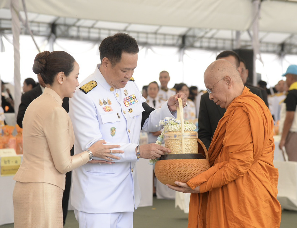 นายกฯ นำ ครม.ทำบุญตักบาตรถวายพระราชกุศล "สมเด็จพระบรมราชชนนีพันปีหลวง"