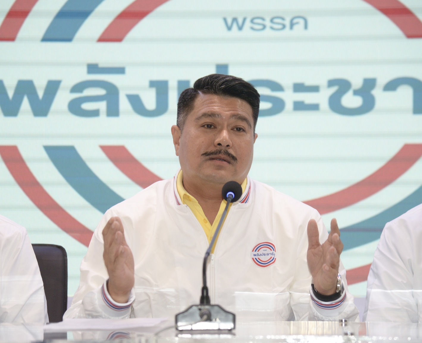 "วัน" ซาบซึ้ง "ลุงป้อม" อ้าแขนรับ ยุ "เพื่อไทย" ขับ "เฉลิม" ไม่รู้ "ลุง" ไม่ลงรอย" ทักษิณ" ปูด สิงหา-กันยา มีข่าวใหญ่