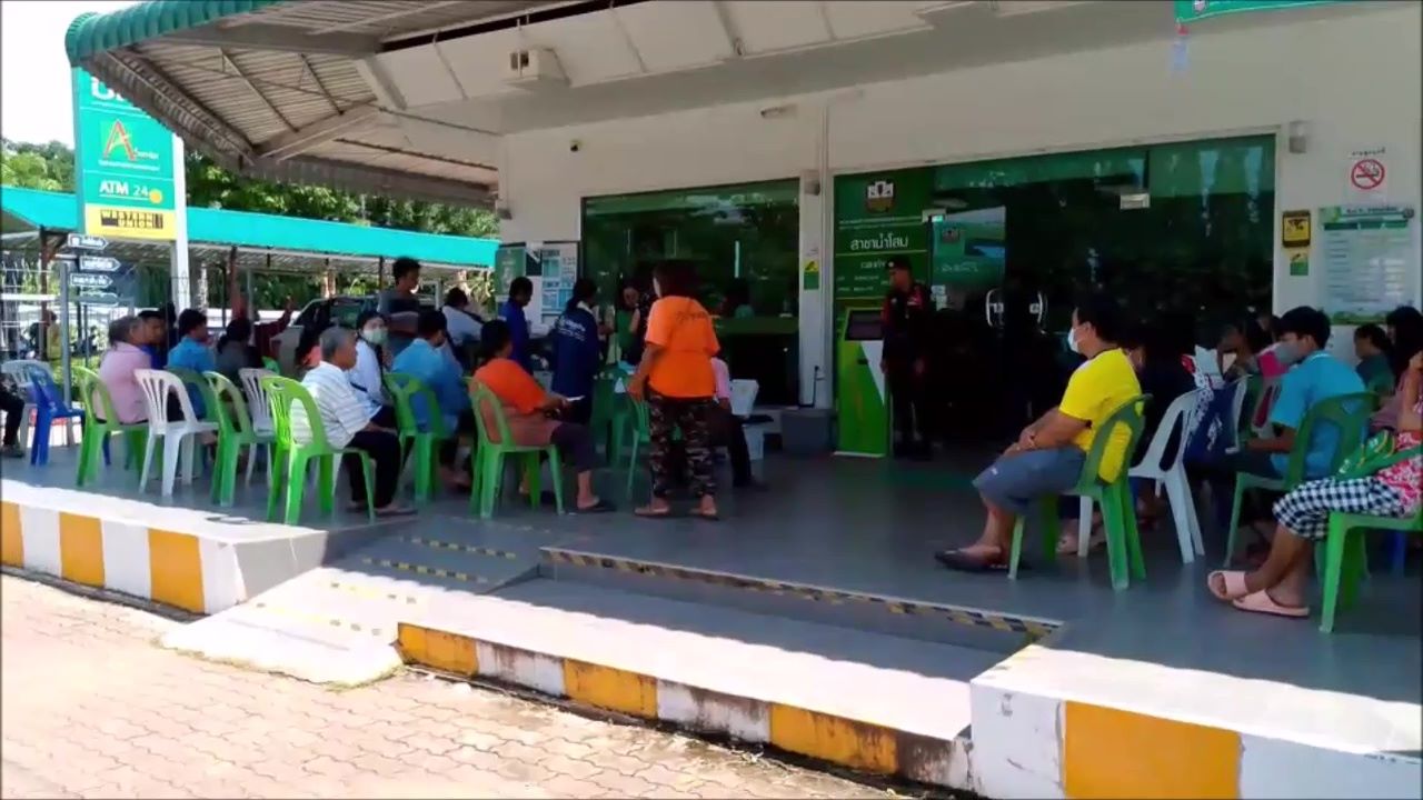 ชาวอุดรสุดดีใจต่อคิวแน่นธนาคารทุกแห่งรับเงินดิจิตอลหมื่นบาทเอาไปใช้ 