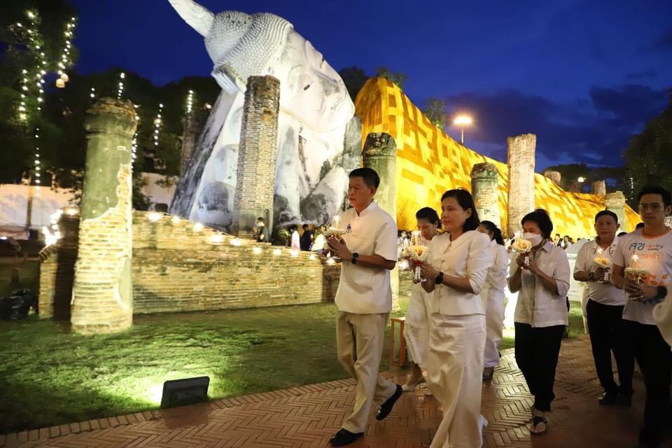 ผู้ว่าฯอ่างทองนำห่มผ้าพระพุทธไสยาสน์และเวียนเทียนเนื่องในวันอาสาฬหบูชาและเข้าพรรษา 2566