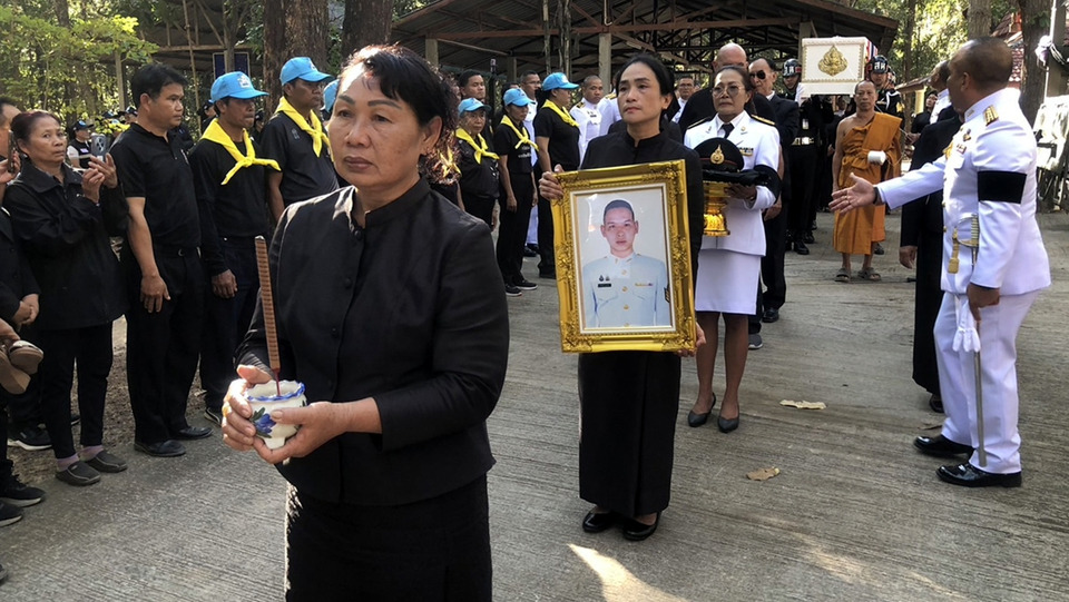 รับศพ “สิบเอกอภิสิทธิ์” ทหารเสนารักษ์พลีชีพเพื่อชาติ พระราชทานน้ำหลวงอาบศพ–รับไว้ในพระบรมราชานุเคราะห์