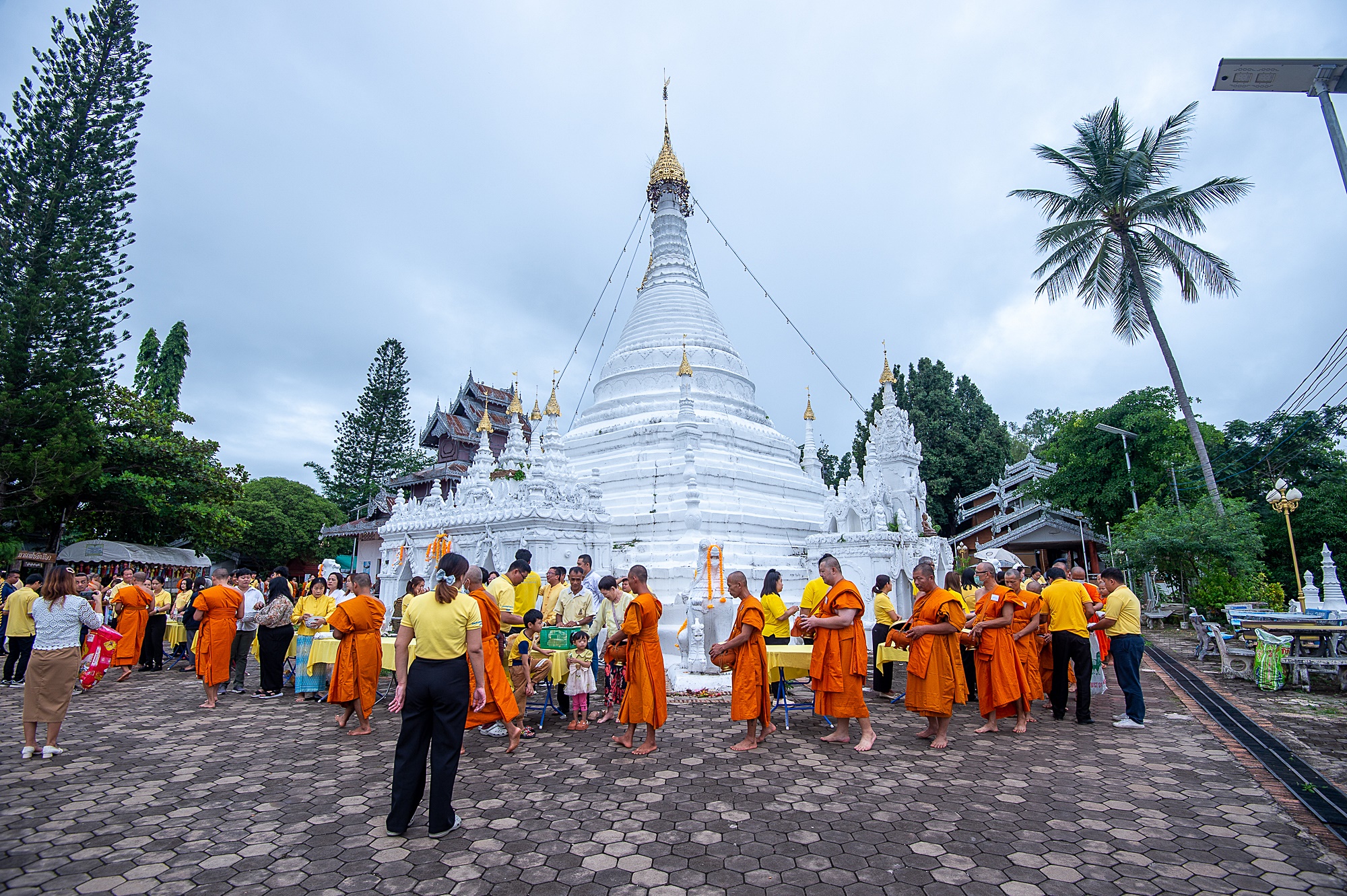 ผู้ว่าฯแม่ฮ่องสอน นำพุทธศาสนิกชน ร่วมพิธีทำบุญตักบาตร เนื่องในเทศกาลอาสาฬหบูชา-เข้าพรรษา