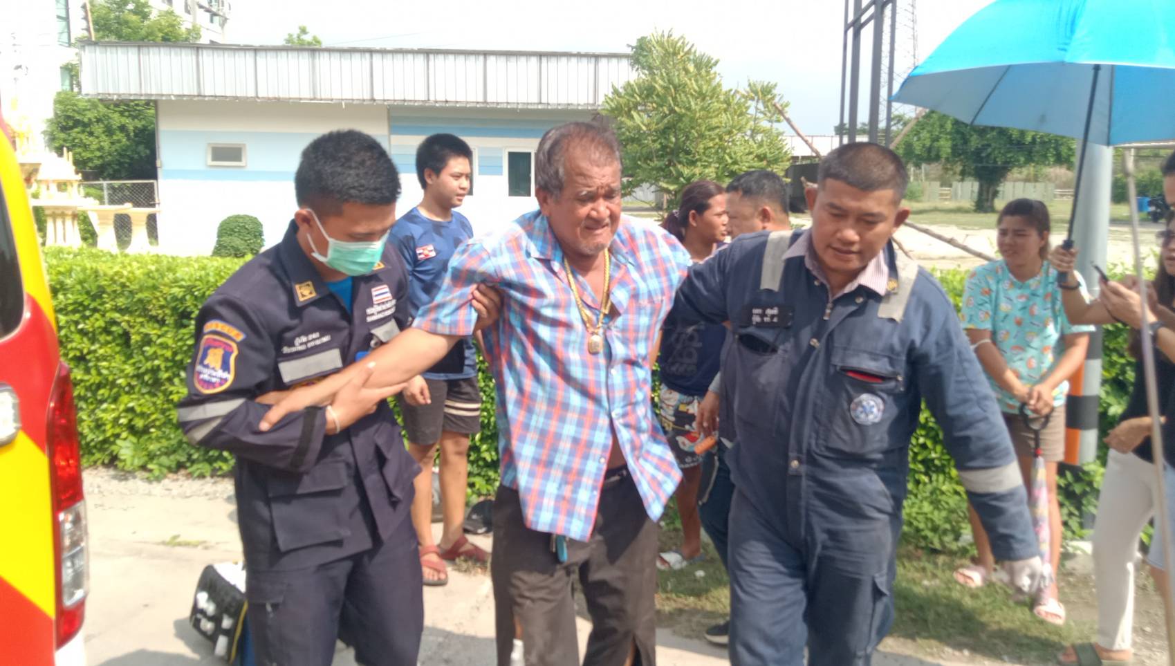 อดีต ผช.ผญ.บ้านใจเด็ด! ขี่รถพุ่งชนรถคนร้าย หลังพยายามกระชากสร้อยหนัก 10 บาทหนี