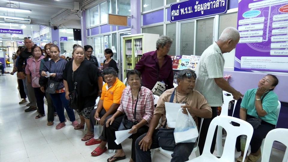 ชาวจันทบุรีแห่อุทธรณ์บัตรสวัสดิการแห่งรัฐ หลังถูกตัดสิทธิ์ถือครองรถ ขนส่งเปิดเกณฑ์ใหม่