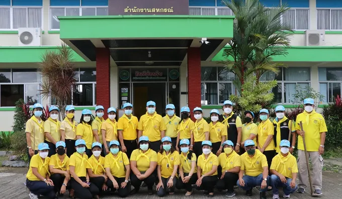 สกจ.นครศรีฯ นำทีมบุคลากร ร่วมกิจกรรมจิตอาสาพัฒนา เนื่องในวันคล้ายวันพระบรมราชสมภพ "ในหลวง ร.9"