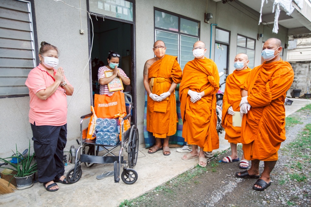 ยึดหลัก "บวร" วัดไผ่ล้อม-วัดไร่ขิง ประสาน รพ.สามพราน ช่วย "คุณยายนกเอี้ยง" ป่วยติดเตียง