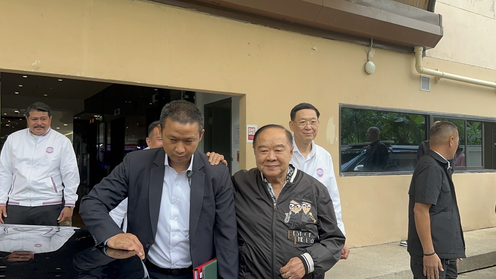 "บิ๊กป้อม" นั่งหัวโต๊ะประชุมพรรค กำชับสส.ดูแลประชาชนช่วงน้ำท่วม ปัดตอบ "เด็จพี่" ร้องจริยธรรม-สอบมูลนิธิบ้านป่าฯ