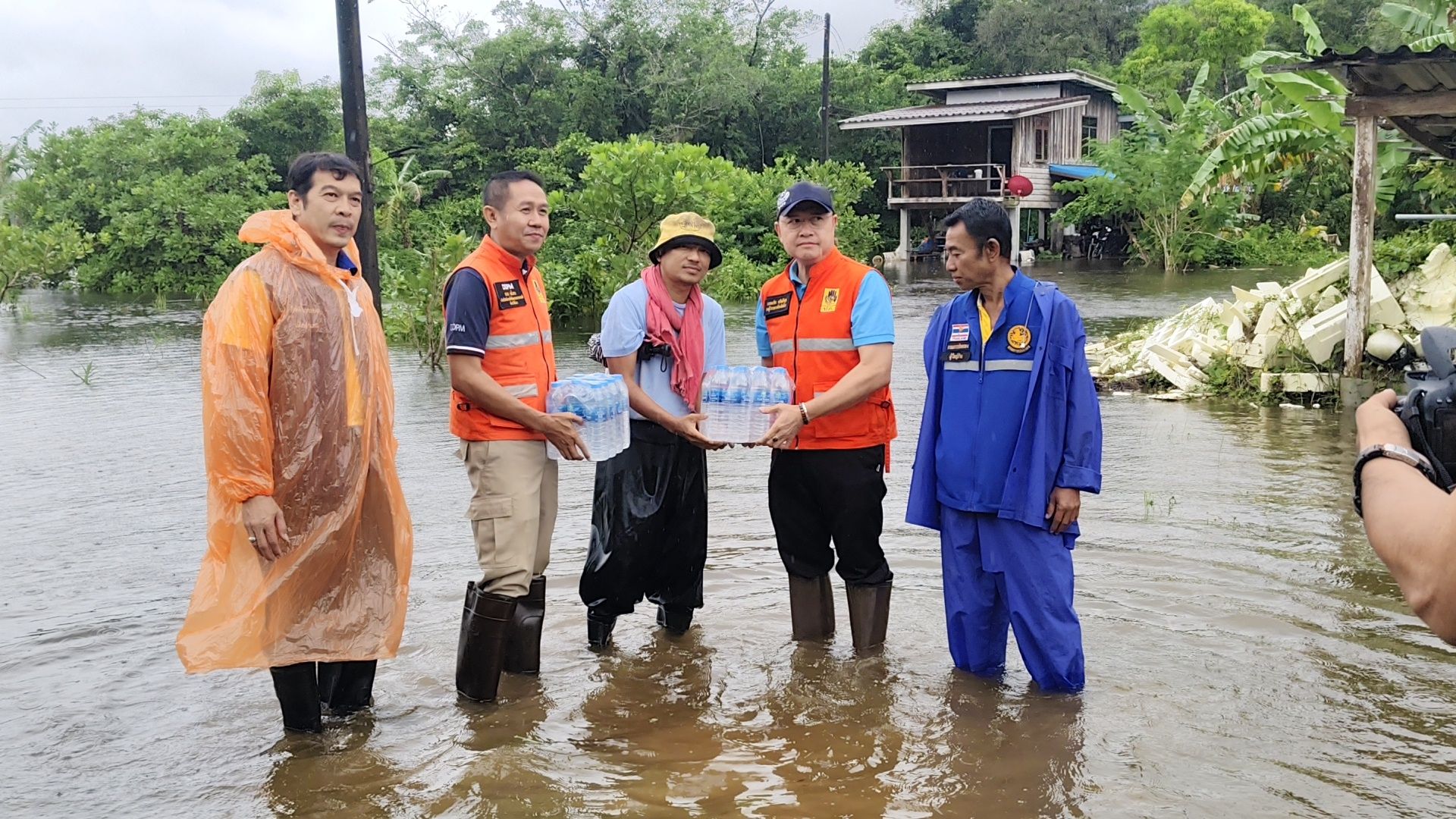 รองผู้ว่าฯพังงา ลุยน้ำ ระดมเจ้าหน้าที่ติดตั้งเครื่องสูบขนาดใหญ่ ่แก้น้ำท่วมบ้านเรือนประชาชน