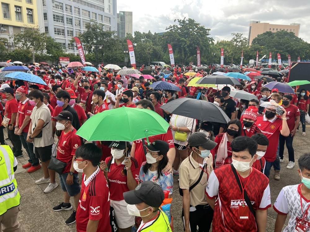 มาตามนัด!แฟนบอล "ผีแดง-หงส์แดง" พาเหรดเข้าราชมังคลาสเตเดียม ชมศึก "แดงเดือดไทย" คืนนี้ 2 ทุ่ม